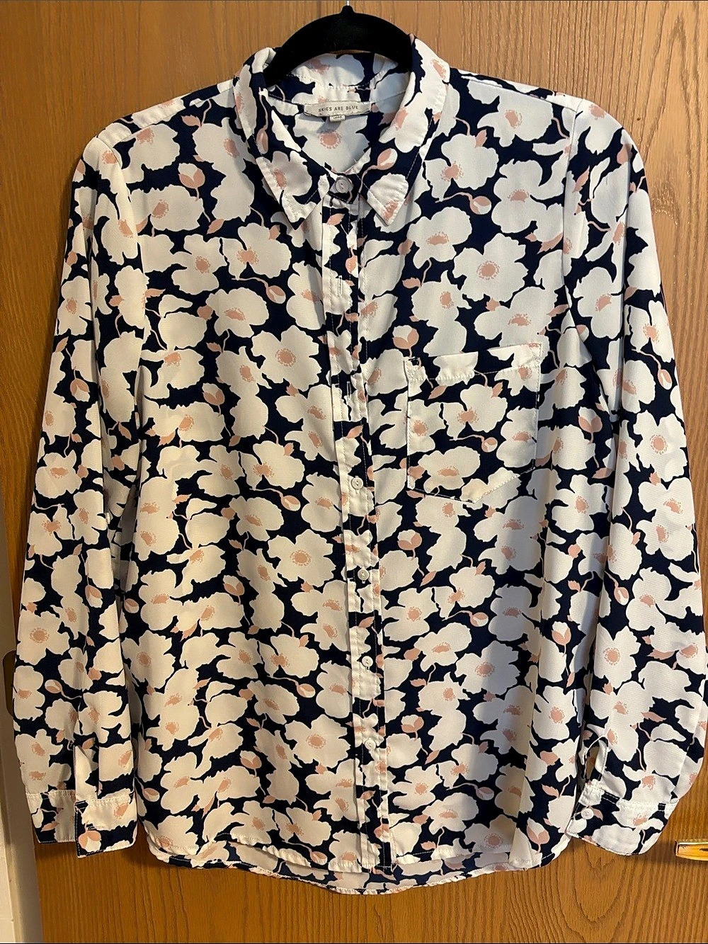 Skies Are Blue Floral Button Down Blouse Blue & White Size Medium